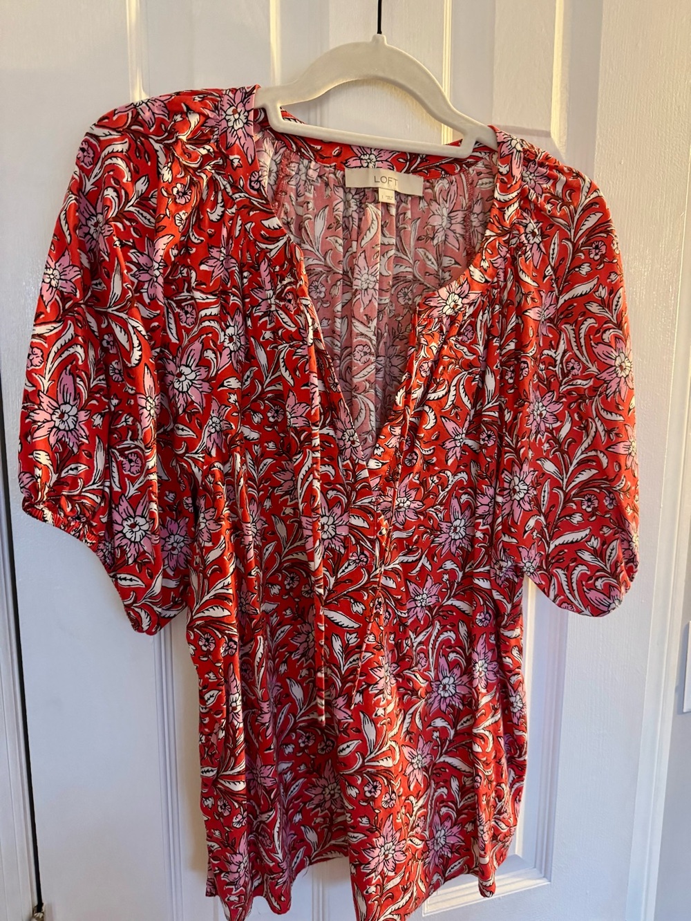 LOFT Red Floral Short Puff Sleeve Tie Neck Blouse Size Large